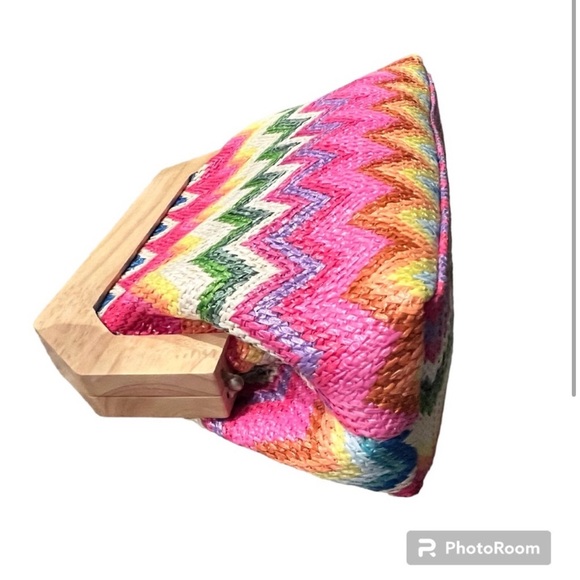 Shiraleah The SHIRALEAH BIANCA CLUTCH Multi color Chevron with Wooded Handle - Picture 3 of 3